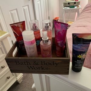✨Bath & Body Works ~ Crate and 7 Products✨ New!!!